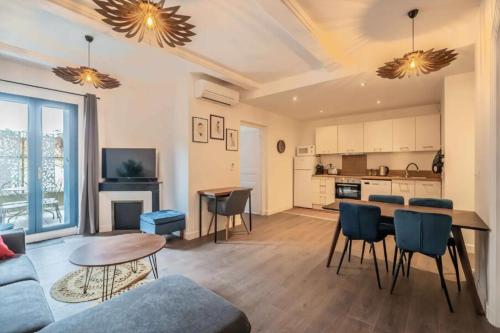 un salon avec un canapé et une table dans l'établissement Le Brodiaea Terrasse Wifi, à Narbonne