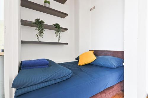 - 2 oreillers dans un lit dans l'établissement Élégant Studio Appartement Quartier Les Marais Free Netflix, à Paris