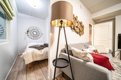 a living room with a couch and a lamp at Levillas Skimbaajankuja 6 as3 in Levi