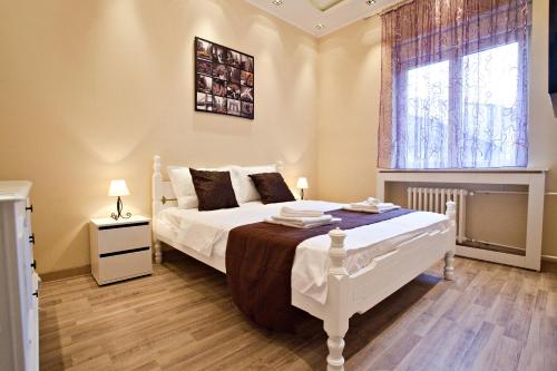 Een bed of bedden in een kamer bij Feel Belgrade Bohemian Apartment