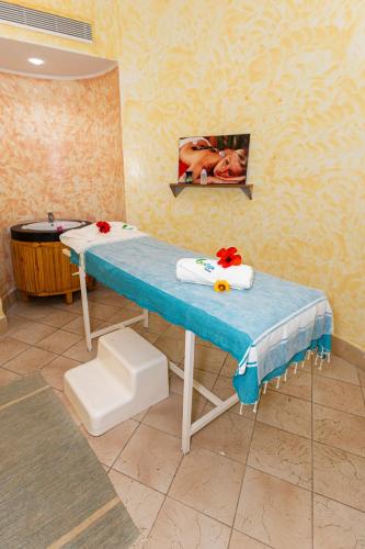 a hospital room with a table and a bath tub at Le Petit Palais Djerba & Spa in Houmt Souk