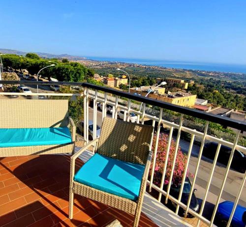 Un balcón con sillas y vista al mar. en IL BALCONE SULLA VALLE DEI TEMPLI, en Agrigento