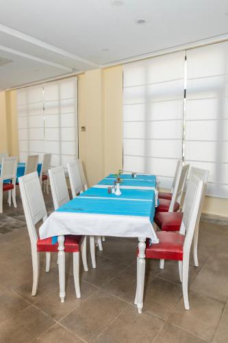 a dining room with a blue table and chairs at Le Petit Palais Djerba & Spa in Houmt Souk