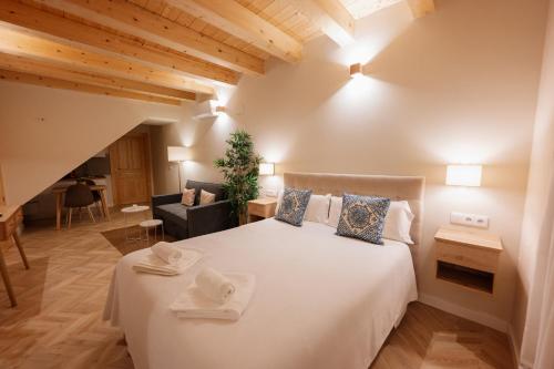 a bedroom with a large bed with two towels on it at Casa Cancho 2 - La Guarnicionería in Trujillo