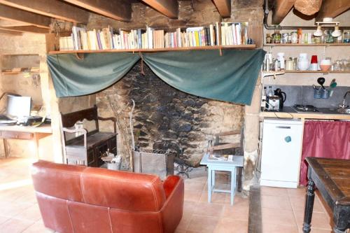 Kuchyň nebo kuchyňský kout v ubytování Maison charmante à Meyrignac-l'Église avec cheminée