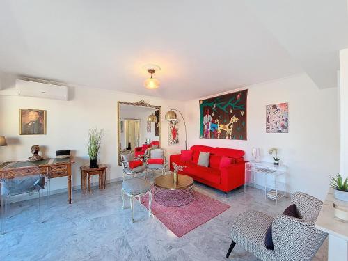 - un salon avec un canapé et des fauteuils rouges dans l'établissement Nestor&Jeeves - LA NISSARDE TERRASSE - City center, à Nice