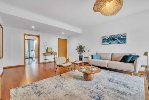 ein Wohnzimmer mit Sofa und Tisch in der Unterkunft Relax Stay in Funchal