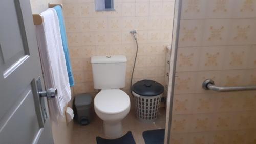 a small bathroom with a toilet and a trash can at Cantinho dos Barbosas in Angra dos Reis
