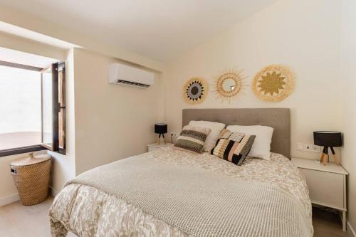 sypialnia z łóżkiem i 2 lustrami na ścianie w obiekcie Duplex With Sunny Terrace Located In Mijas Pueblo w mieście Mijas