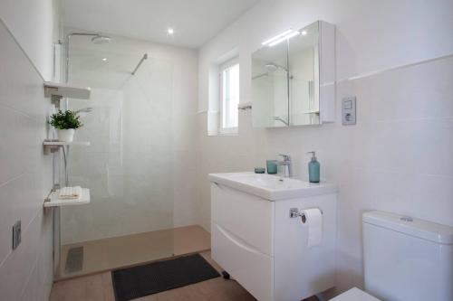 Ένα μπάνιο στο Luxury Sea View Apartment & Pool