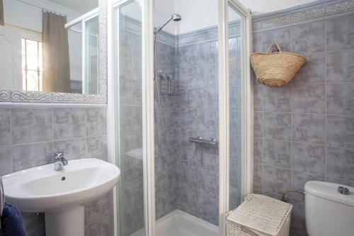 een badkamer met douche, wastafel en toilet bij Cozy townhouse Mijas with views in Mijas