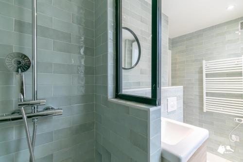 une salle de bain avec un lavabo et un miroir dans l'établissement MBA - Splendide Appart Proche Père Lachaise, à Paris