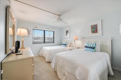 Postel nebo postele na pokoji v ubytování Compass Point 221