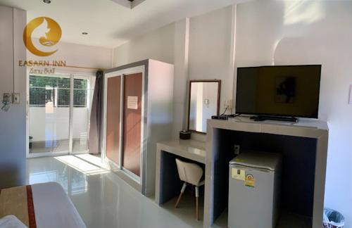 TV a/nebo společenská místnost v ubytování โรงแรมอีสานอินน์ ยโสธร - Easarninn Yasothorn