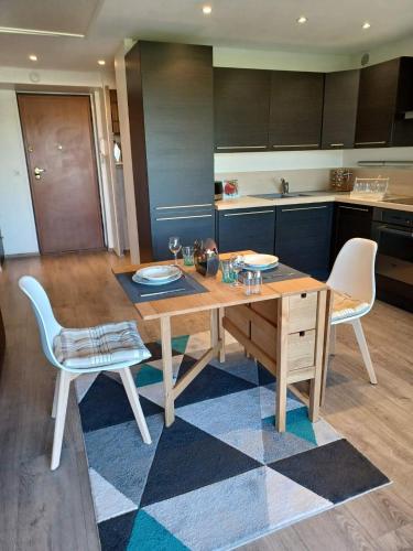 une cuisine avec une table en bois et deux chaises dans l'établissement Villeneuve studio, à Villeneuve-Loubet
