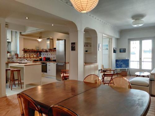 Stylish 1BR Apt with Retro Kitchen View Balcony