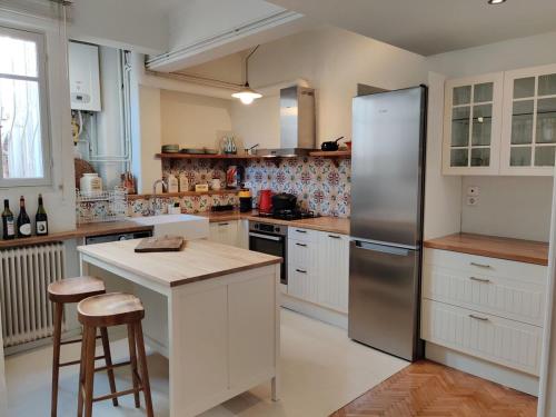 Stylish 1BR Apt with Retro Kitchen View Balcony