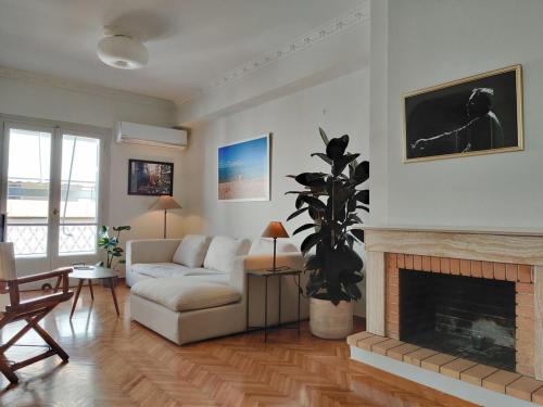 Stylish 1BR Apt with Retro Kitchen View Balcony