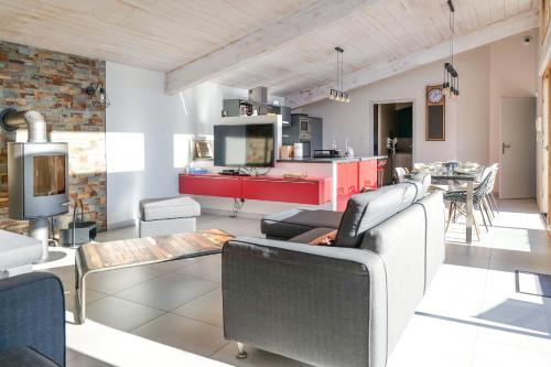 un salon avec des canapés et une table ainsi qu'une cuisine dans l'établissement Superbe villa avec piscine située à 2 km de la Grande Plage des Sables, à Les Sables-dʼOlonne