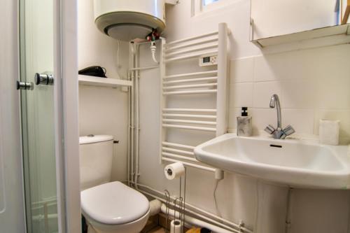une petite salle de bain avec toilettes et lavabo dans l'établissement Studio 