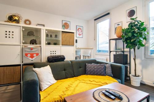 un salon avec un canapé et une table dans l'établissement Studio 