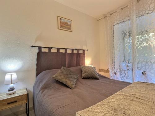 un lit avec deux oreillers dessus dans une chambre dans l'établissement Superbe Appartement - Coudoulière, à Six-Fours-les-Plages