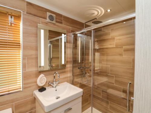 Et badeværelse på Cherry Blossom Lodge