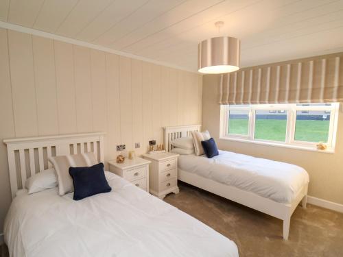 En eller flere senge i et værelse på Cherry Blossom Lodge