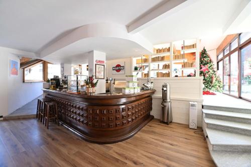 バルドネッキアにあるHotel La Betullaの部屋に木製のバーがあるコーヒーショップ
