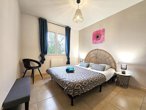 una camera con un letto e un fiore rosa sul muro di Le Parc Jean Édouard - Spa avec jacuzzi privé - Superbe villa 4 chambres - 9 couchages - 6 lits - Poêle - Parking - Climatisation réversible- Terrasse ombragée et grand jardin a Montech