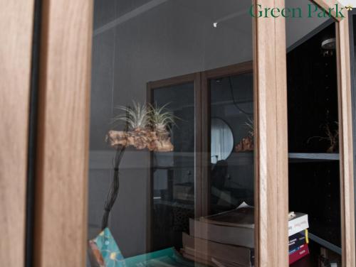 a room with a window with a plant in it at Green Park Rooms in San Donato Milanese