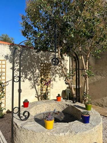 un jardinificialificialificialificialificialificialificialificialificialificialificialificialificialificialificialificialificial dans l'établissement Le cosy campagne, à Bouzigues