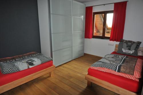 a bedroom with two twin beds and a window at In d'Hütte - Schöne Ferienwohnung und Traumhafte Ferienwohnung in Ravensburg