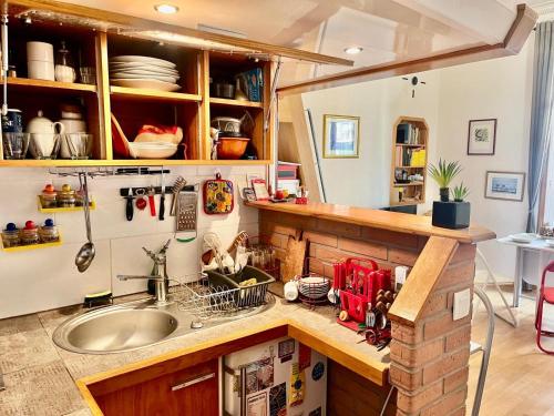 une cuisine avec un évier et un comptoir dans l'établissement Palais Monty YourHostHelper, à Nice