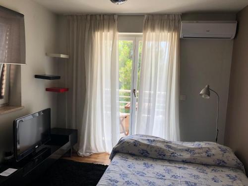 Gorgeous Biserka Apartment