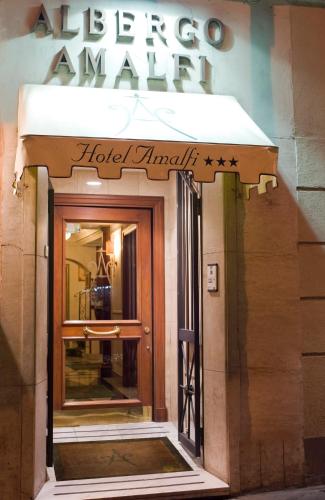 Muka bangunan atau pintu masuk Hotel Amalfi