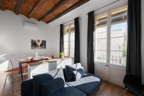 una sala de estar con un sofá y una mesa en AB Gran de Gràcia, en Barcelona