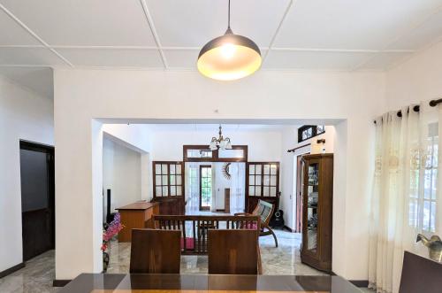 Una televisión o centro de entretenimiento en Remli Villa