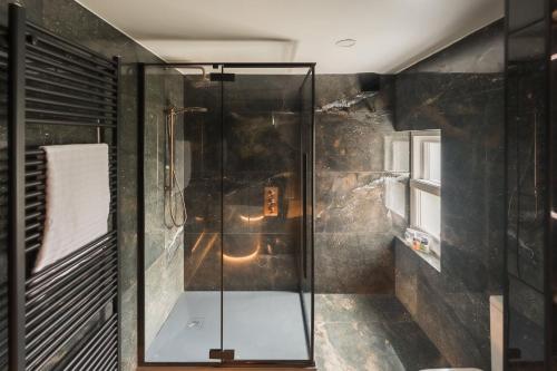 Phòng tắm tại Telford House By Birch Stays