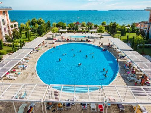 Bazén v ubytování Prestige Fort Beach - Full Board nebo v jeho okolí