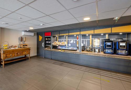 a fast food restaurant with a counter with machines at B&B HOTEL Bordeaux Le Haillan 3 étoiles in Le Haillan