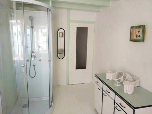 Ένα μπάνιο στο Gîte à CHALMAZEL équipé, dans hameau calme