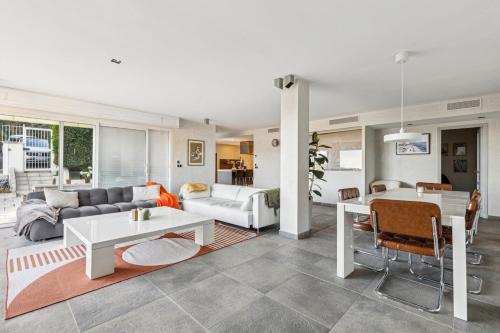 Bay of Angels by ecoflats