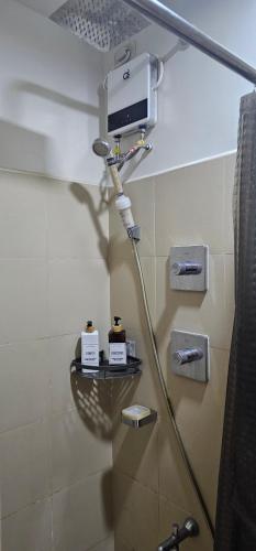 e bagno con doccia e soffione. di 2 Bedroom Mall of Asia and Airport a Manila