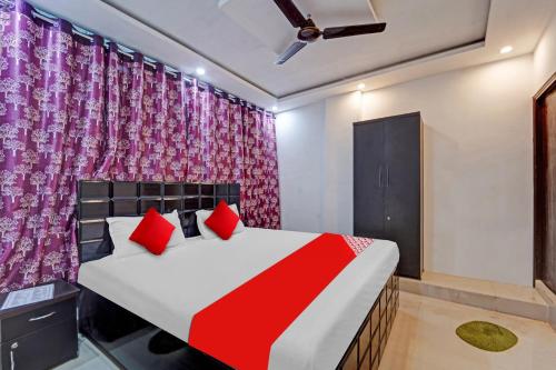 a bedroom with a bed and a pink curtain at Hotel O Elite Inn in Dānāpur