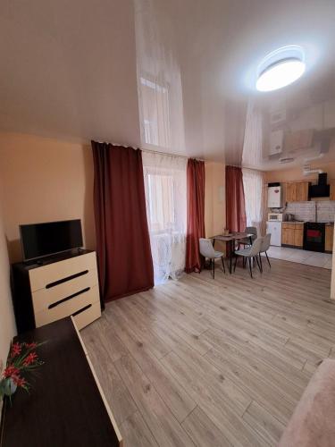 a large living room with a table and chairs at Дво і одно кімнатні апартаменти новобуд рн авторинку трц Адреналін сіті in Luts'k