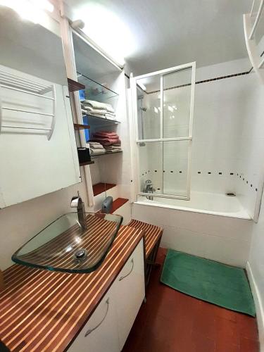 La salle de bains est pourvue d'un lavabo, d'une baignoire et d'une fenêtre. dans l'établissement Belle maison de ville 4 chb cour privee, à Châteauroux