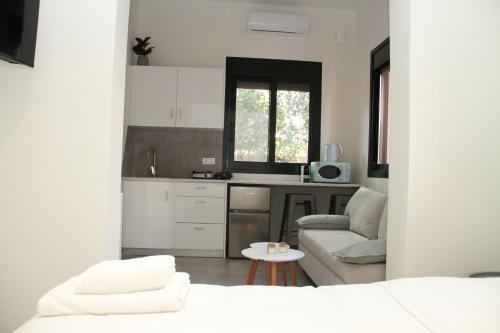 Pirgos Warm Studio for 3 by MPS