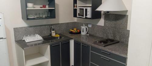 una cocina con fregadero y encimera en Gran ubicación y servicios, en Buenos Aires