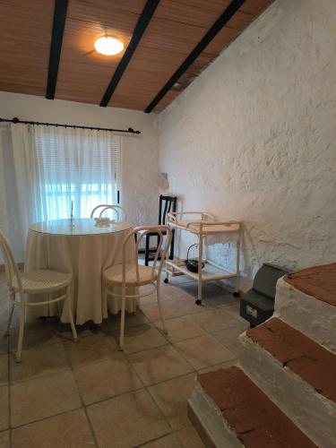 a dining room with a table and chairs in a room at Gegant de Pedra Apartaments in Adzaneta